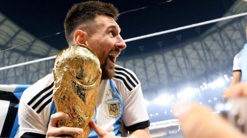 Image caption, Lionel Messi finally got his hands on the World Cup after Argentina beat France on pe